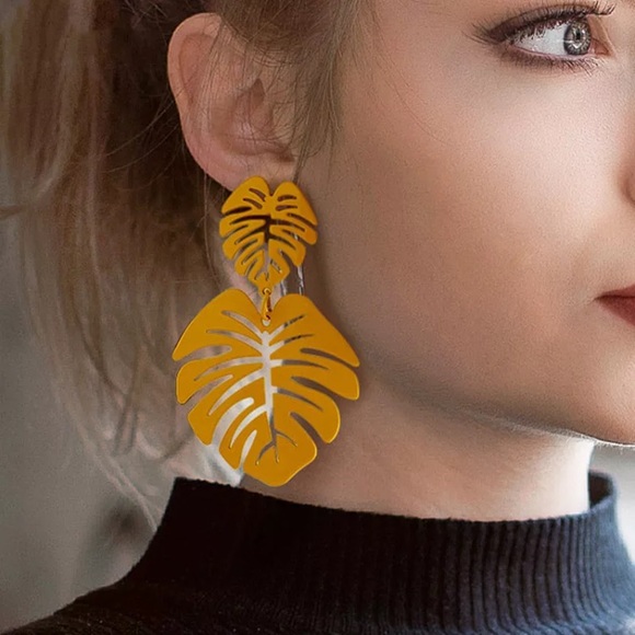 🔴5/$20⚠️𝗖𝗟𝗘𝗔𝗥𝗔𝗡𝗖𝗘⚠️Leaf Earrings NEW - Picture 5 of 11